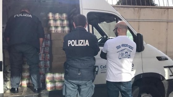 Bari, i poliziotti decidono di donare i loro buoni pasto per i poveri, raccolti 16 mila euro di alimenti