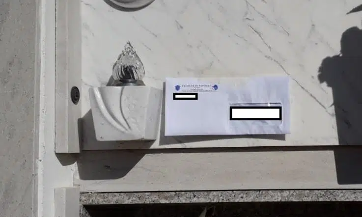 Posta ai defunti, le ingiunzioni di pagamento affisse alle lapidi del cimitero