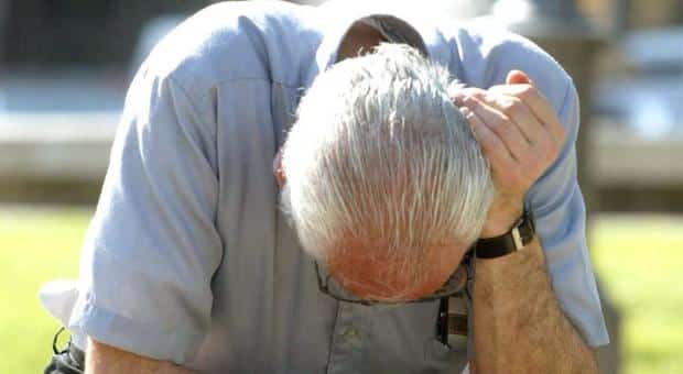 Uomo con l’Alzheimer passa la notte all’addiaccio e un cane randagio non lo abbandona un solo momento