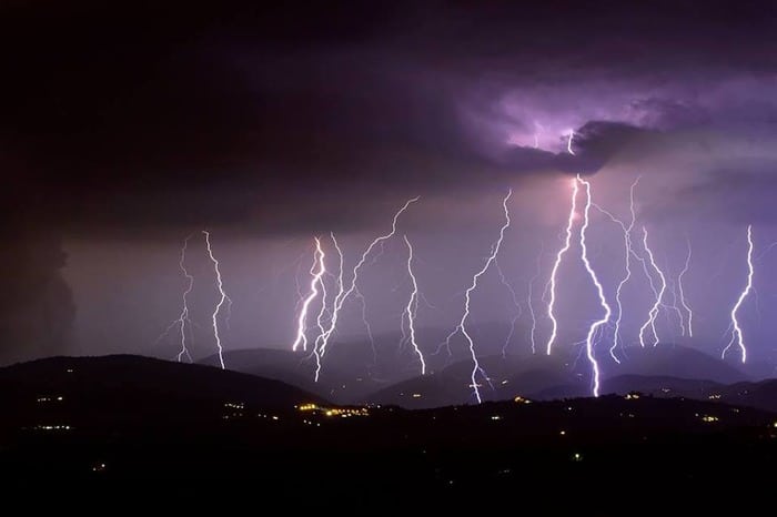 Scoppia un temporale durante la notte e quando si svegliano trovano in casa una sorpresa inaspettata.