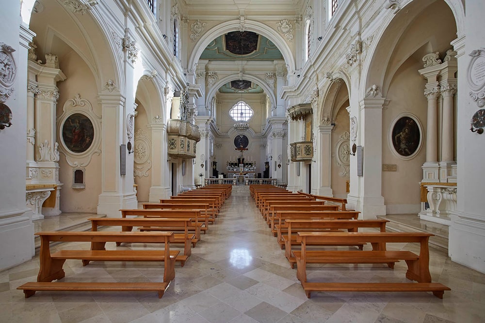 Tutto quello che viene detto nel confessionale della chiesa poche ore dopo lo sa tutto il paese, scoperte delle microspie in sagrestia