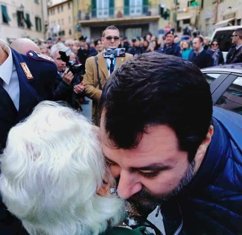 Matteo Salvini e una tenera foto pubblicata su Twitter, “I sondaggi che contano sono questi”