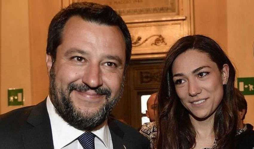 Furto a casa di Francesca Verdini compagna di Salvini, i ladri per sfregio anneriscono con un accendino foto del leader della Lega