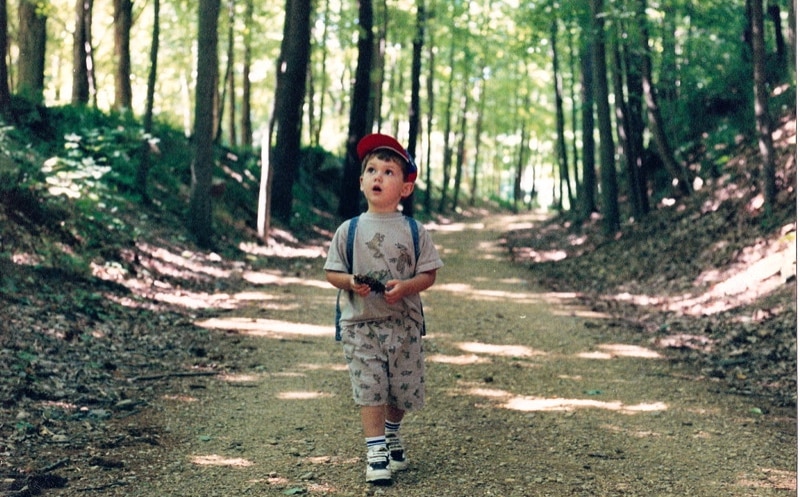 Una mamma decide di mandare il bambino di quattro anni non all’asilo ma in una foresta per imparare a crescere