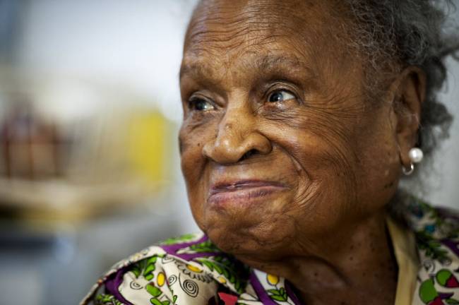 Donna di 112 anni svela il suo elisir di lunga vita, tre birre al giorno e un bicchiere di whisky