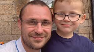 Bambino di sei anni ogni mattina si sveglia molto presto , si alza e va sempre nello stesso posto