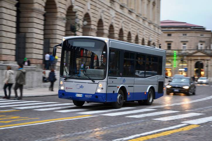 Arriva l’autobus nessuno fa posto ad un uomo in carrozzella che deve salire e il conducente ha un’idea brillante