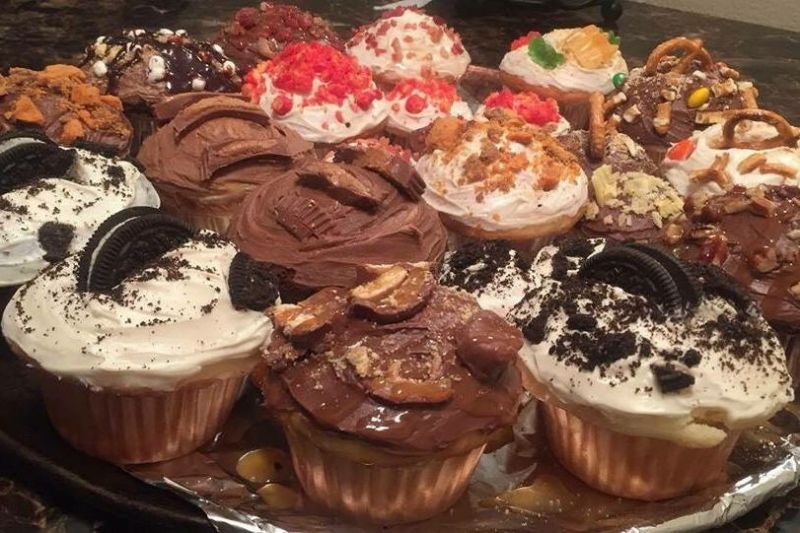 Ragazzina di 16 anni inizia a preparare cupcake e a venderli per aiutare la mamma