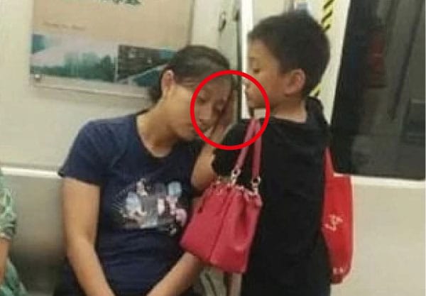 Un bambino viaggia in un mezzo pubblico con la mamma che si addormenta e lui per tutto il tempo rimane in piedi a farle da cuscino.