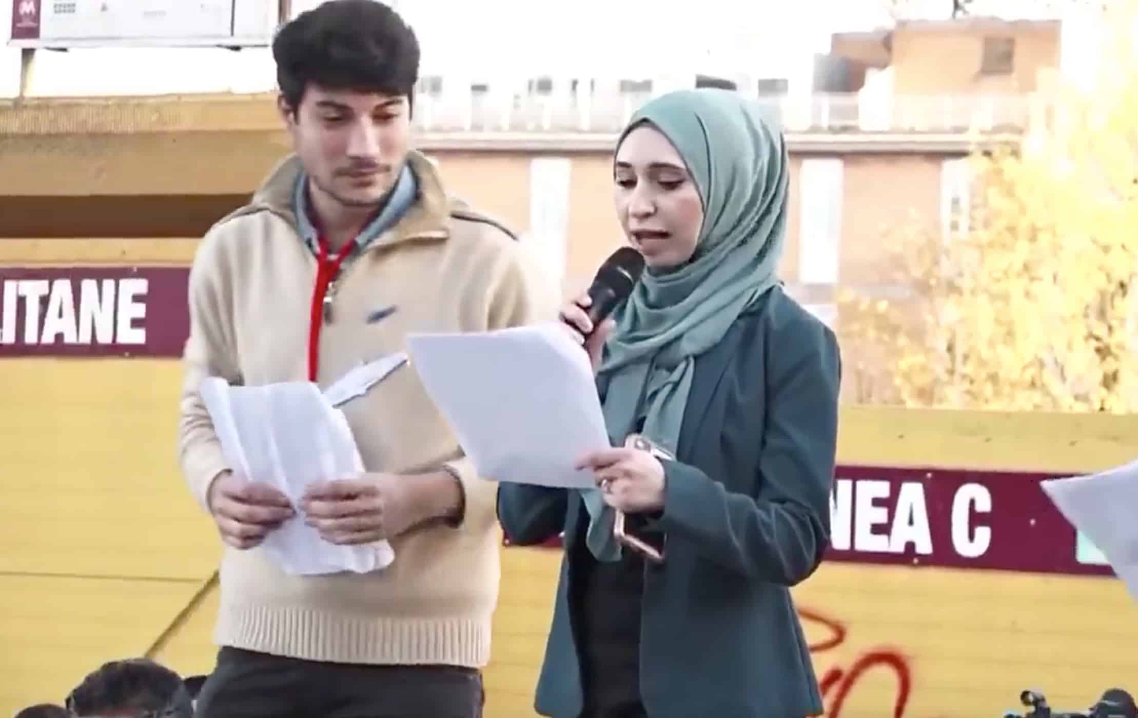 Roma, sul palco le sardine con il velo, Nibras ragazza palestinese si scaglia contro Salvini, “ E’ stupido e ignorante, chi lo vota mi fa pena”