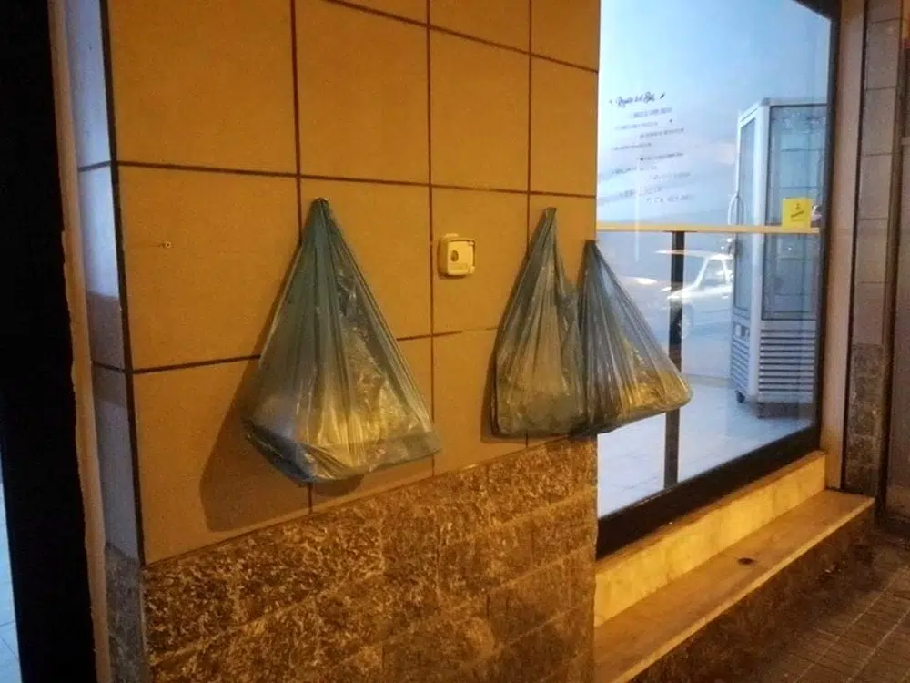 La sera chiude la pasticceria e lascia fuori nelle buste tutti i dolci avanzati per i senza tetto