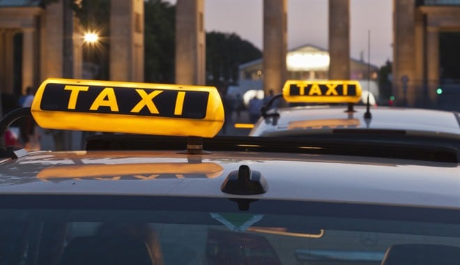 Un torinese diretto all'ospedale per un trapianto urgente è stato abbandonato dal tassista per una mancanza di 6 euro, suscitando indignazione e una successiva inchiesta da parte della cooperativa Taxi Torino.