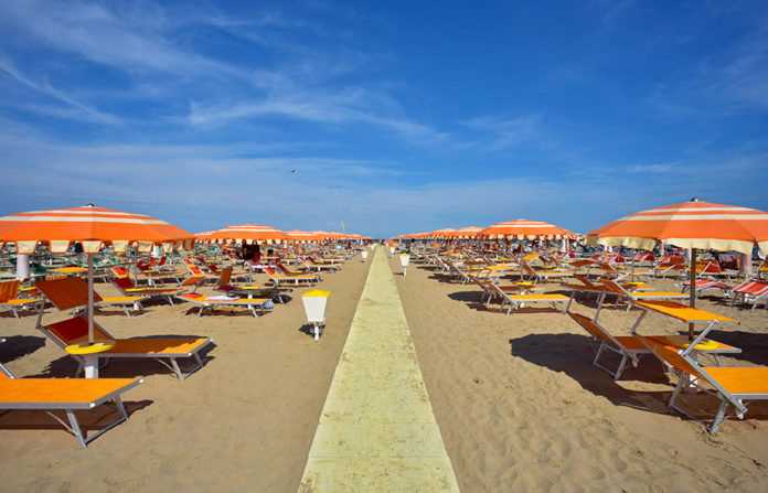 Va In Spiaggia Si Ricopre Di Sabbia Per Mimetizzarsi E Ruba Portafogli 
