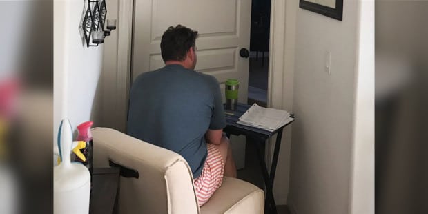 La moglie è al letto malata in isolamento e il marito sta tutto il giorno seduto fuori dalla sua porta per farle sentire la sua vicinanza