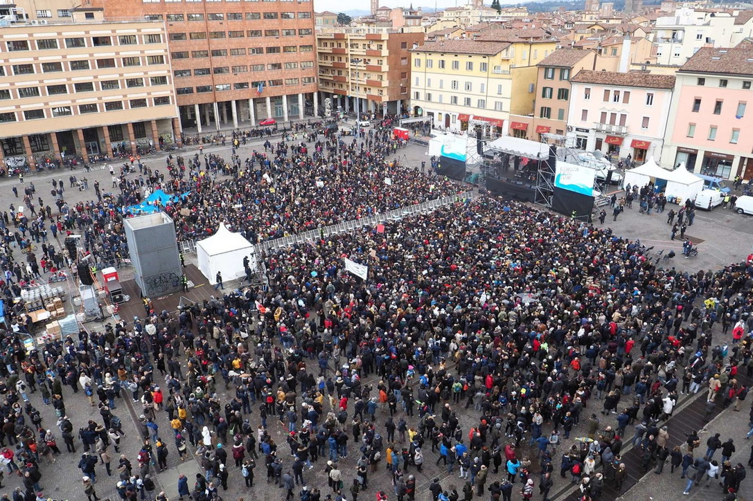 Bologna manifestazione delle Sardine in piazza 35-40mila persone, Mattia Santori “Salvini era due mesi fa dato per superfavorito se fosse sconfitto non so cosa possa succedere”