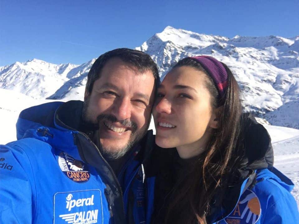 Matteo Salvini imita il Papa, strattonato da una fan speciale ripete lo stesso gesto di Bergoglio…