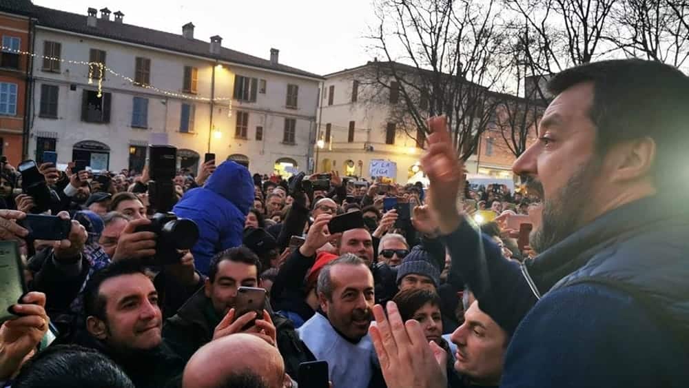 Faenza, grande entusiasmo per Salvini che attacca “Bonaccini si vergogna del Pd..il suo partito”, la replica del governatore “Nei sondaggi sono avanti io”