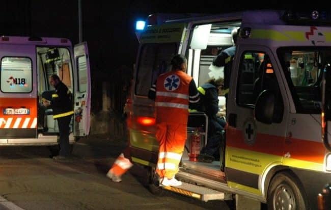 Bari, statale 16 nei pressi dello svincolo per Torre a Mare, auto si ribalta, ragazza di soli 19 anni in ospedale