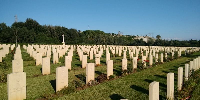 Va al cimitero a trovare una cugina e quello che vede la fa scappare via