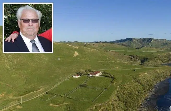 Un uomo, multimilionario è alla ricerca di 10 persone che vogliano vivere con lui a costo zero nella sua villa da sogno