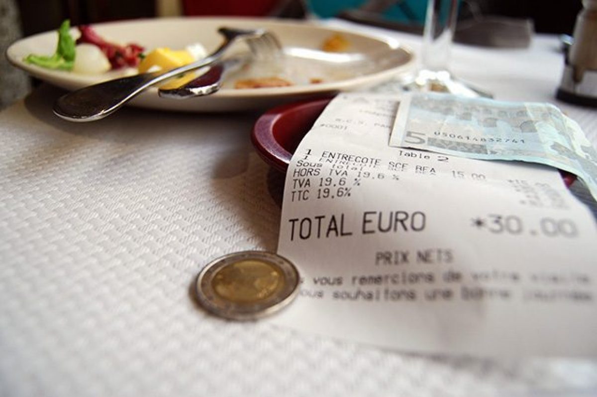 Insospettabile cameriera in 10 anni di lavoro in un ristorante di Pesaro era riuscita a rubare 75 mila euro. Ecco il trucco che utilizzava