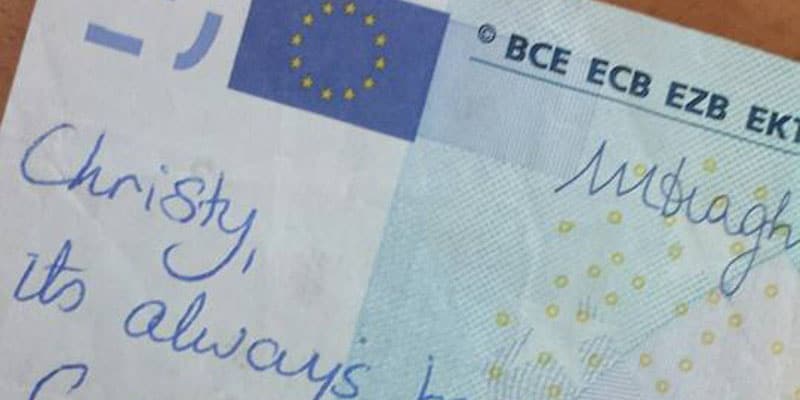 Due ex riescono a ritrovarsi per una dedica scritta su una banconota da 20 euro