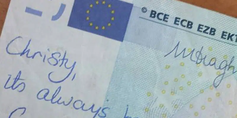Due ex riescono a ritrovarsi per una dedica scritta su una banconota da 20 euro