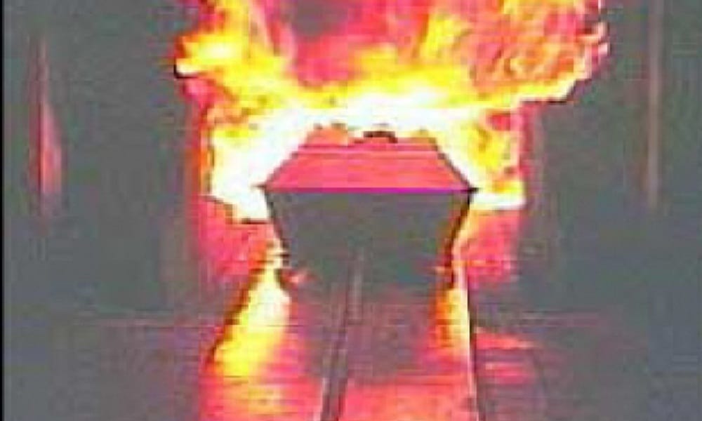 Il cadavere è troppo grasso per il forno crematorio e provoca un incendio, gli operai costretti a evacuare l’edificio