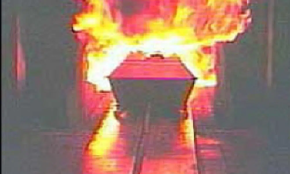 Il cadavere è troppo grasso per il forno crematorio e provoca un incendio, gli operai costretti a evacuare l’edificio