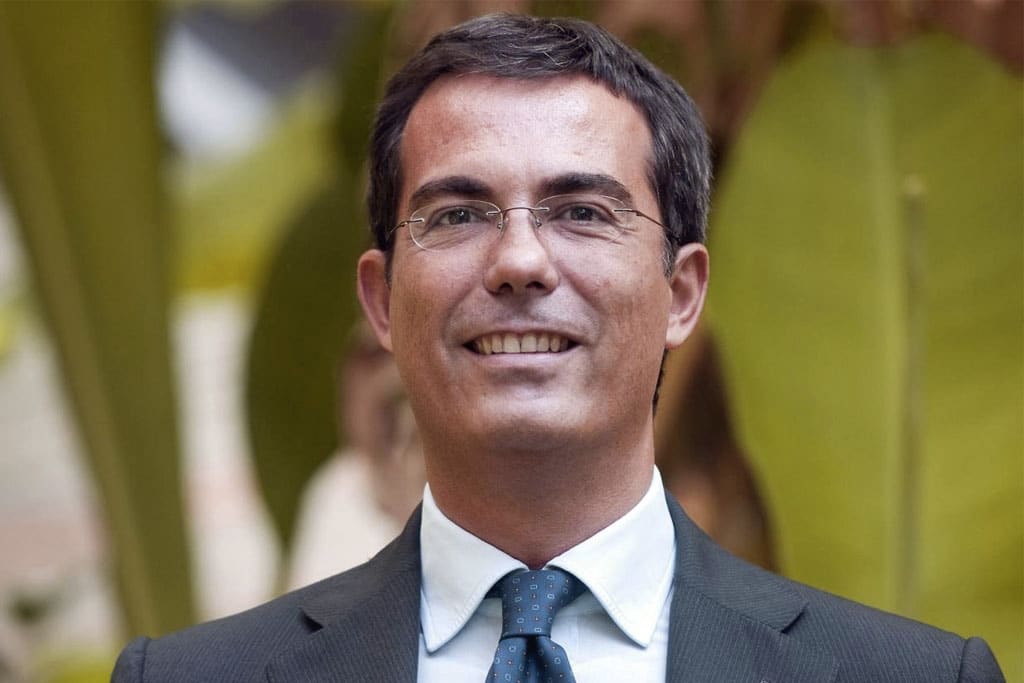 Il giornalista Giovanni Floris, ospite di PiazzaPulita su La7, mette in discussione i recenti dati Ocse sull'occupazione in Italia.