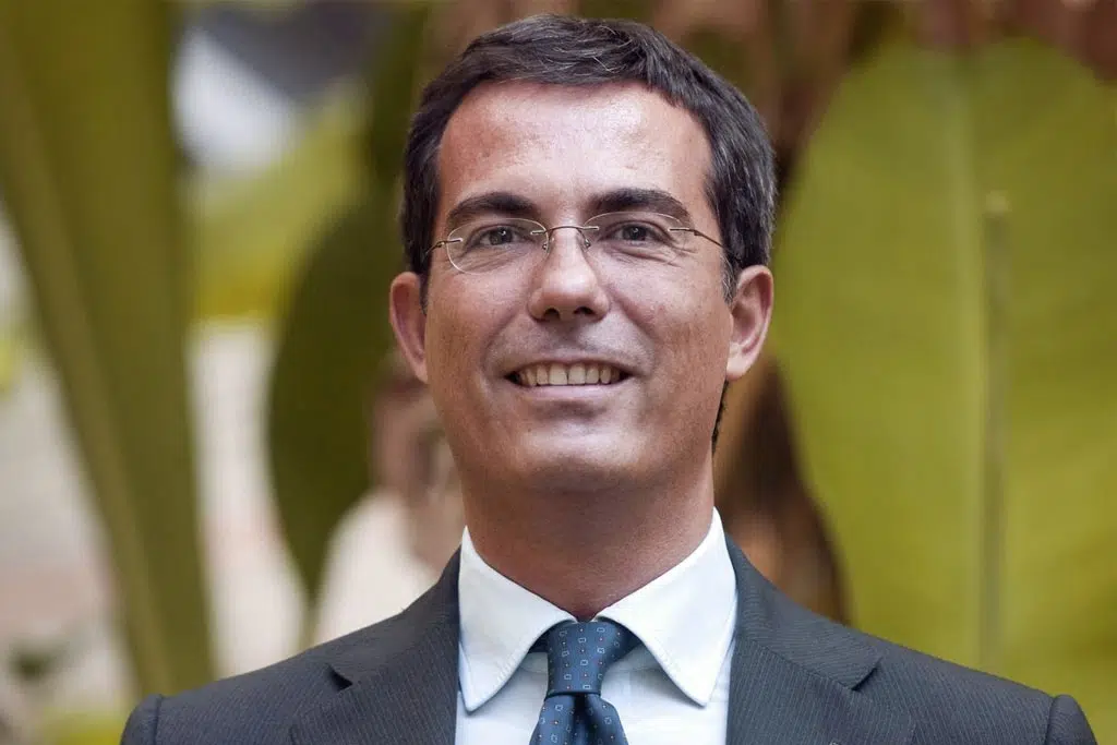 Il giornalista Giovanni Floris, ospite di PiazzaPulita su La7, mette in discussione i recenti dati Ocse sull'occupazione in Italia.