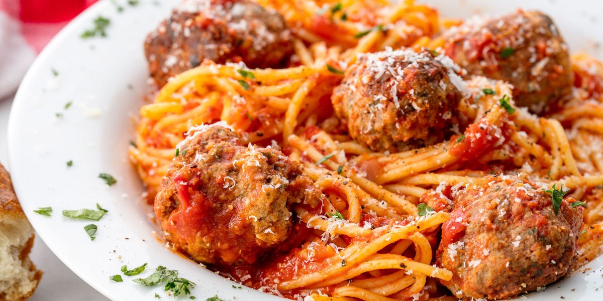 A cena mangia un piatto di spaghetti che era rimasto fuori dal frigorifero per cinque giorni, muore durante la notte