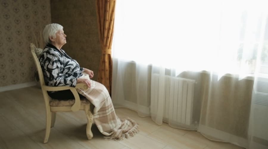 Donna di 87 anni lasciata sola senza cibo, i figli non andavano più a trovarla