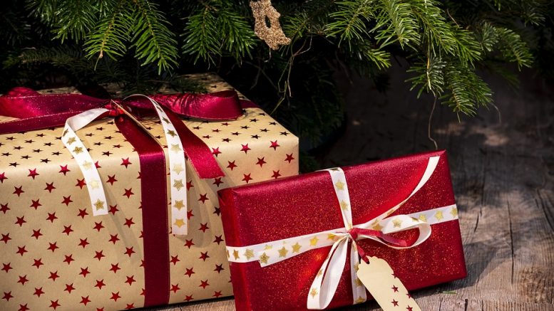 Per 50 anni decide di non aprire il regalo di Natale dalla prima fidanzata che poi lo ha lasciato