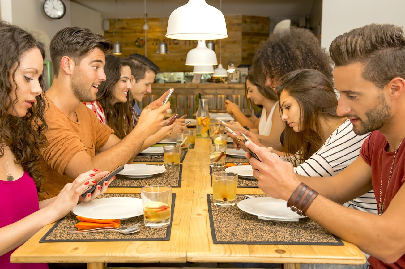 Se spegni il cellulare al ristorante durante la cena o il pranzo al ristorante paghi la metà