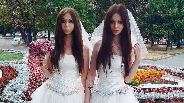 Matrimonio alternativo, lo sposo decide di indossare lo stesso vestito della giovane moglie