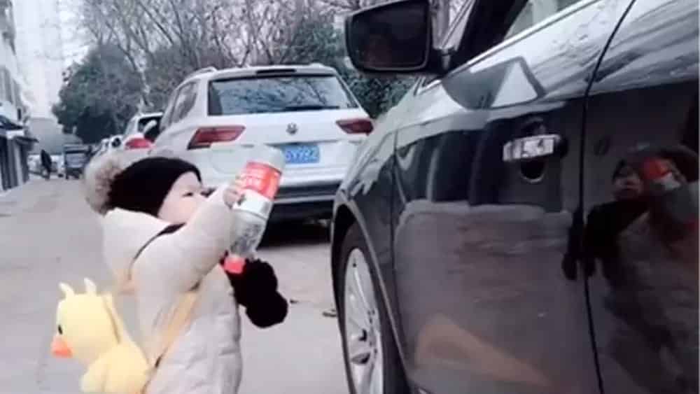 Uomo alla guida della sua auto getta una bottiglietta d’acqua per strada, il bimbo di un anno fa un gesto che lo fa vergognare