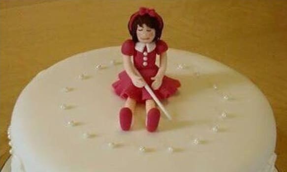 Ordina per il compleanno della figlia una torta, ma invece di una bambolina di zucchero bionda ne trova una cieca