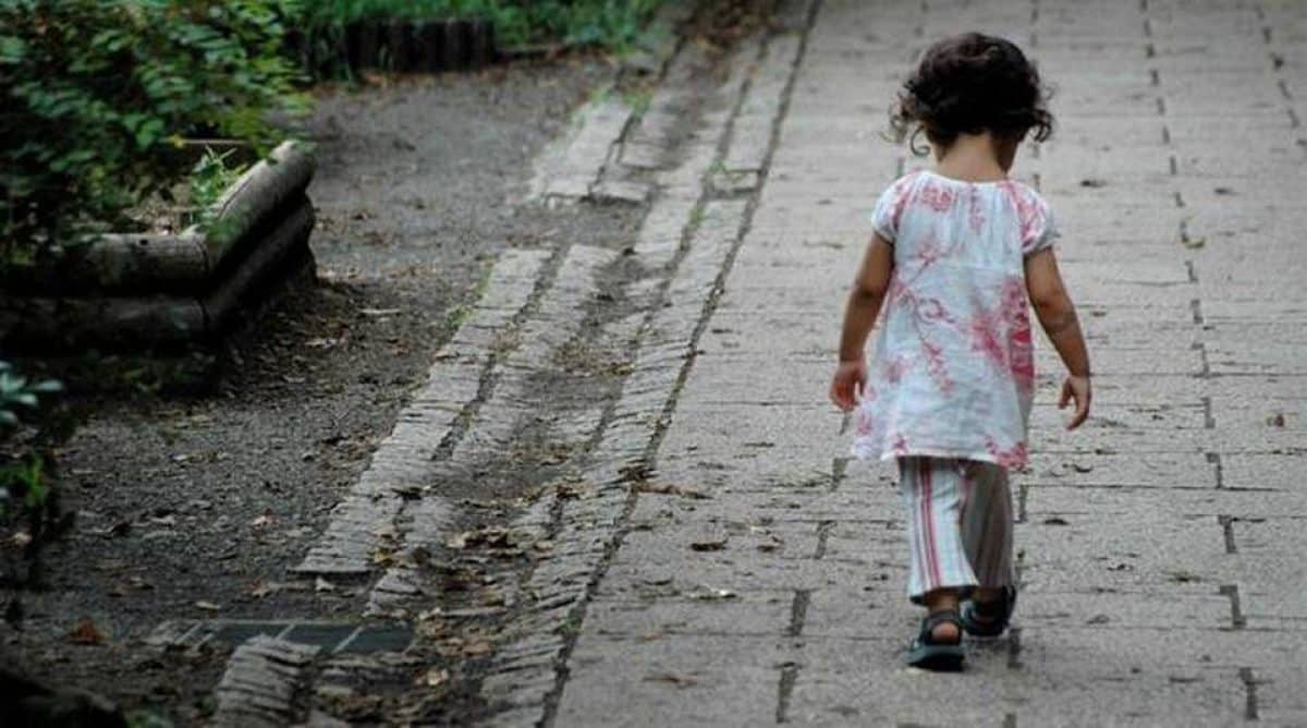 Una bambina di 4 anni cammina di notte da sola e spinge un carrello pieno di giocattoli, alcuni tassisti la vedono e corrono in suo aiuto