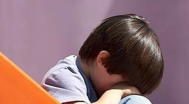 Bambino con i capelli lunghi va all’asilo, il preside dice ai genitori, o li taglia o si vestisse da bambina