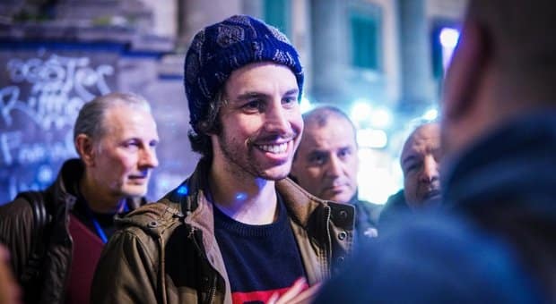 Sardine, alla faccia della democrazia…Santori dopo il clamoroso flop a Napoli caccia dal movimento il leader locale