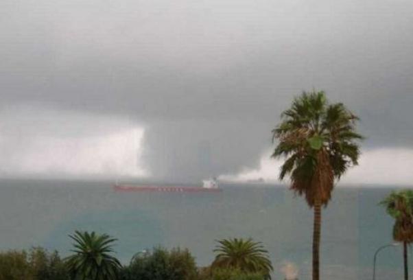 Tromba d’aria a Bari, vento fortissimo in tutta la città paura tra la gente