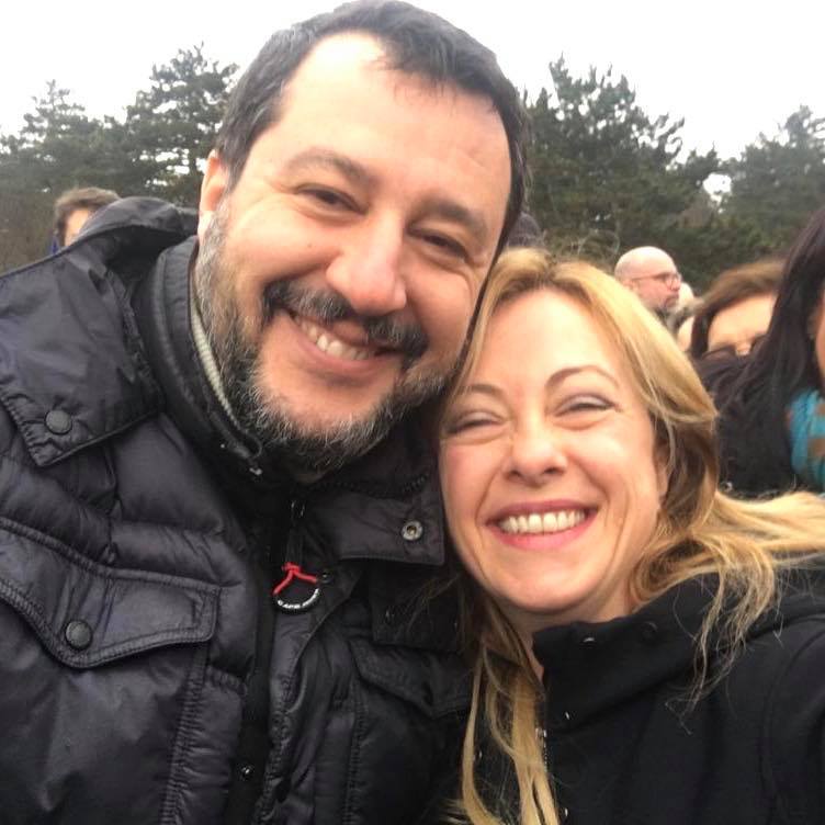 Salvini e Meloni selfie insieme,  per scacciare via le polemiche con dedica “Un saluto a chi ci vuole male!”