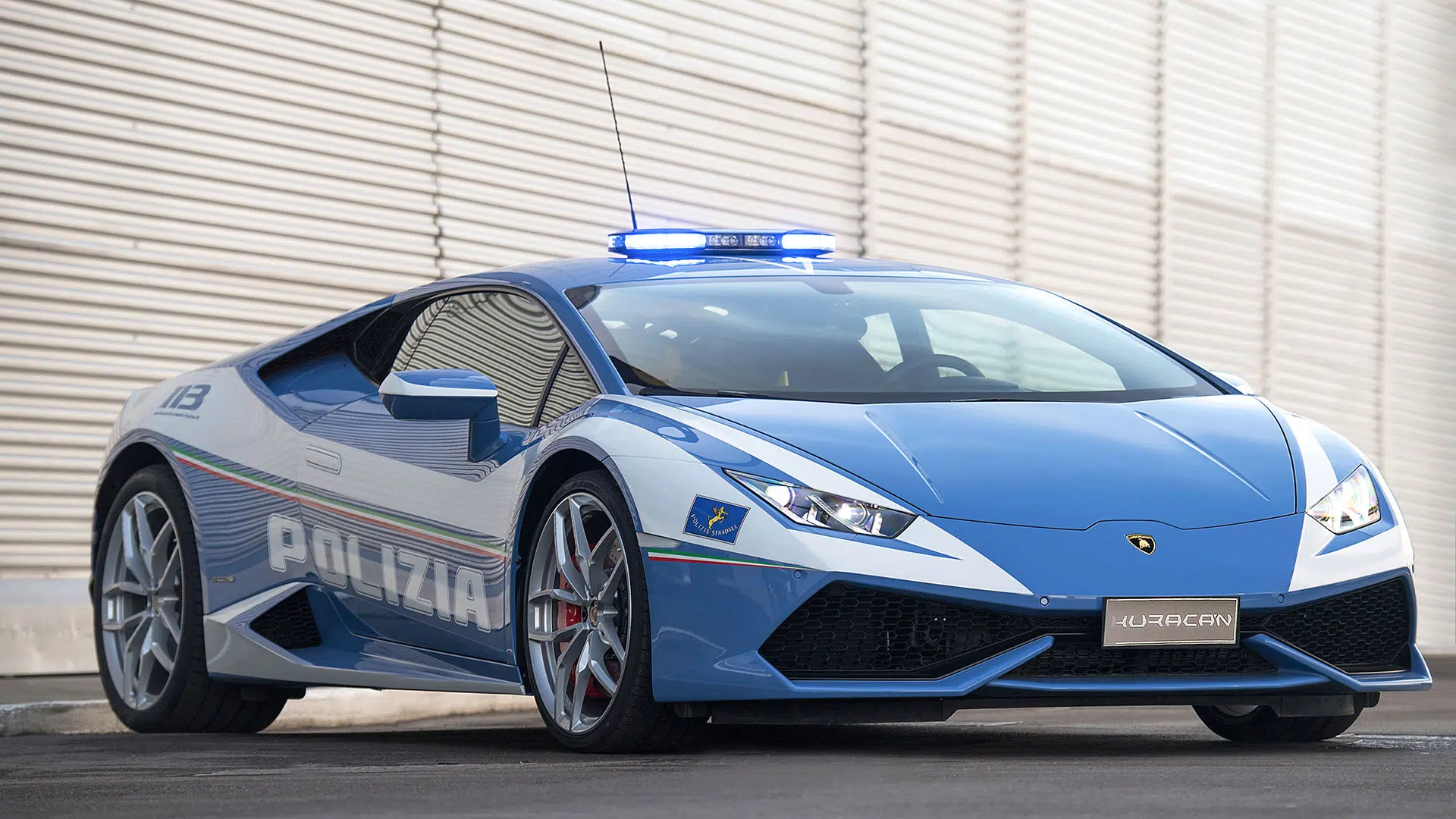 Donna in macchina viene fermata dalla polizia che a volto coperto le intima di scendere dall’auto, quello che accade dopo è sconvolgente
