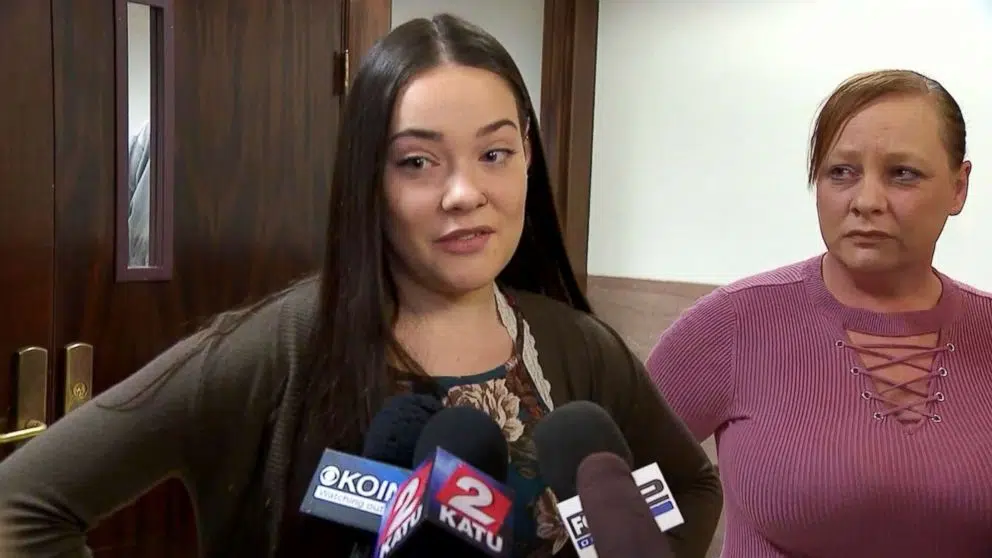La ragazza dice di non volersi tuffare ma l’amica la spinge, dramma sfiorato