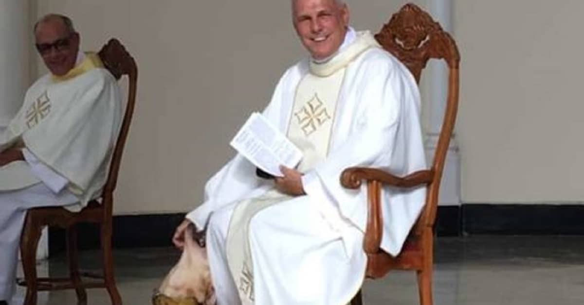 Un prete sta dicendo messa, entra un cane che cerca le sue attenzioni, cosa fa il prete, i fedeli senza parole