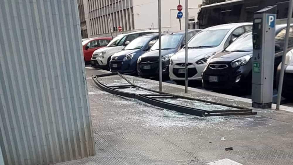 Bari, tragedia sfiorata al Madonnella, ringhiera di un balcone cede e cade sul marciapiede