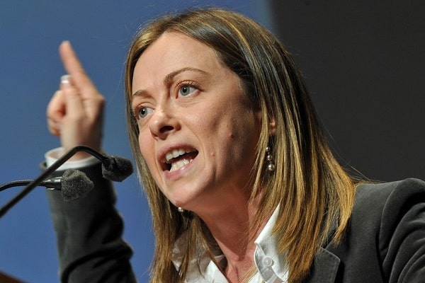 Giorgia Meloni ribadisce l’impegno del governo nella lotta all’immigrazione illegale, annunciando un nuovo decreto sui Paesi sicuri dopo la sospensione del trasferimento dei migranti in Albania.