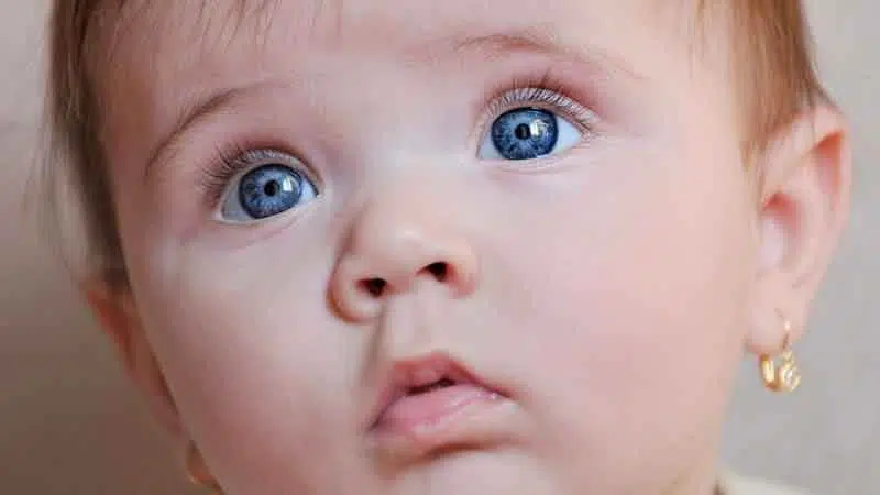 Giovane mamma compra orecchini per figlia di 3 anni, ma la bimba rischia di perdere l’orecchio