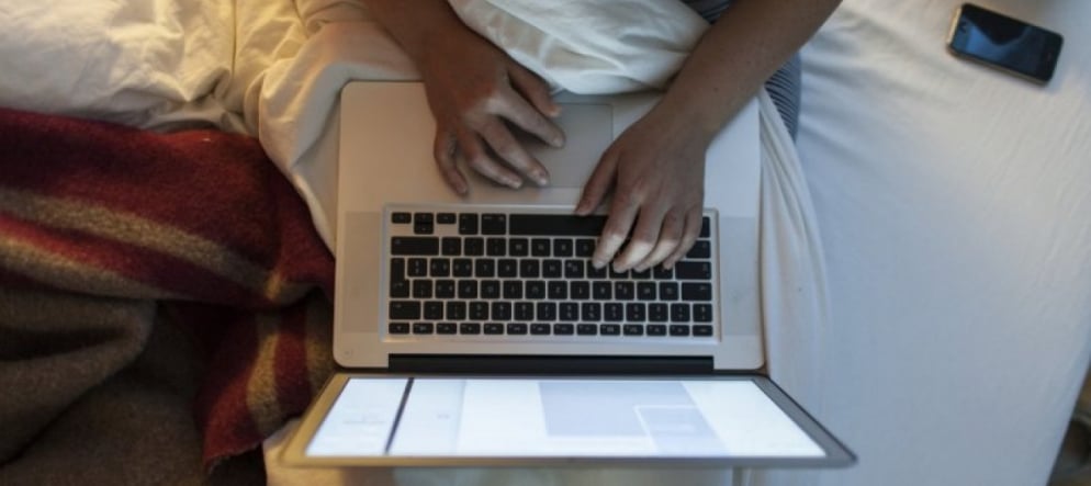 I genitori le vietano di connettersi a internet e lei li riempie di sonniferi